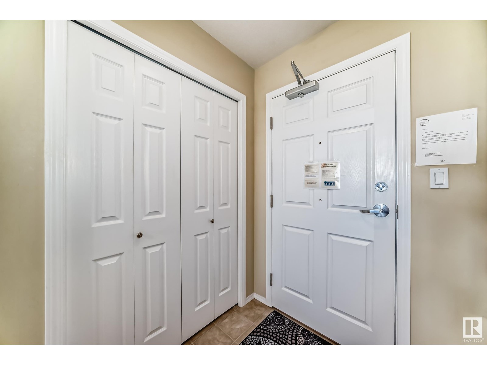 #321 8802 Southfort Property Photo 5