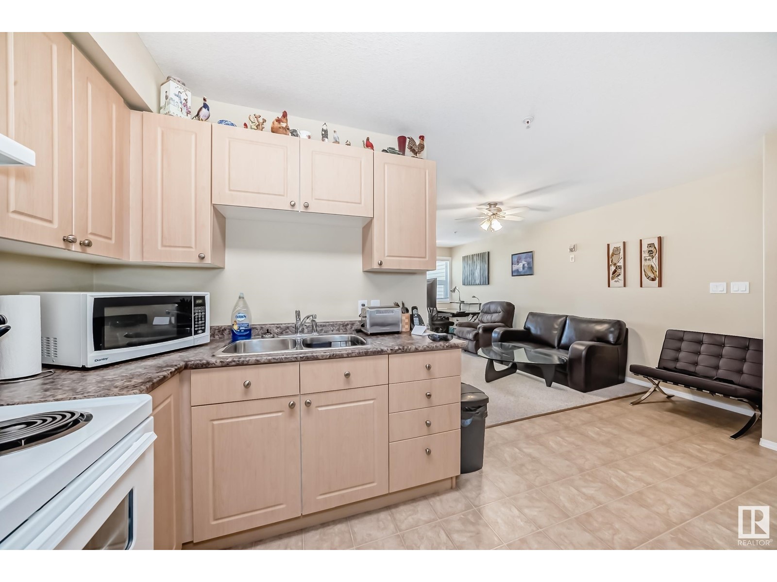 #321 8802 Southfort Property Photo 9