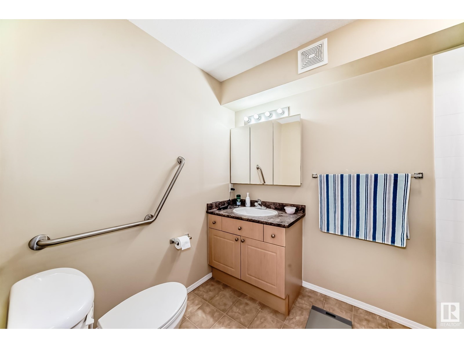 #321 8802 Southfort Property Photo 23