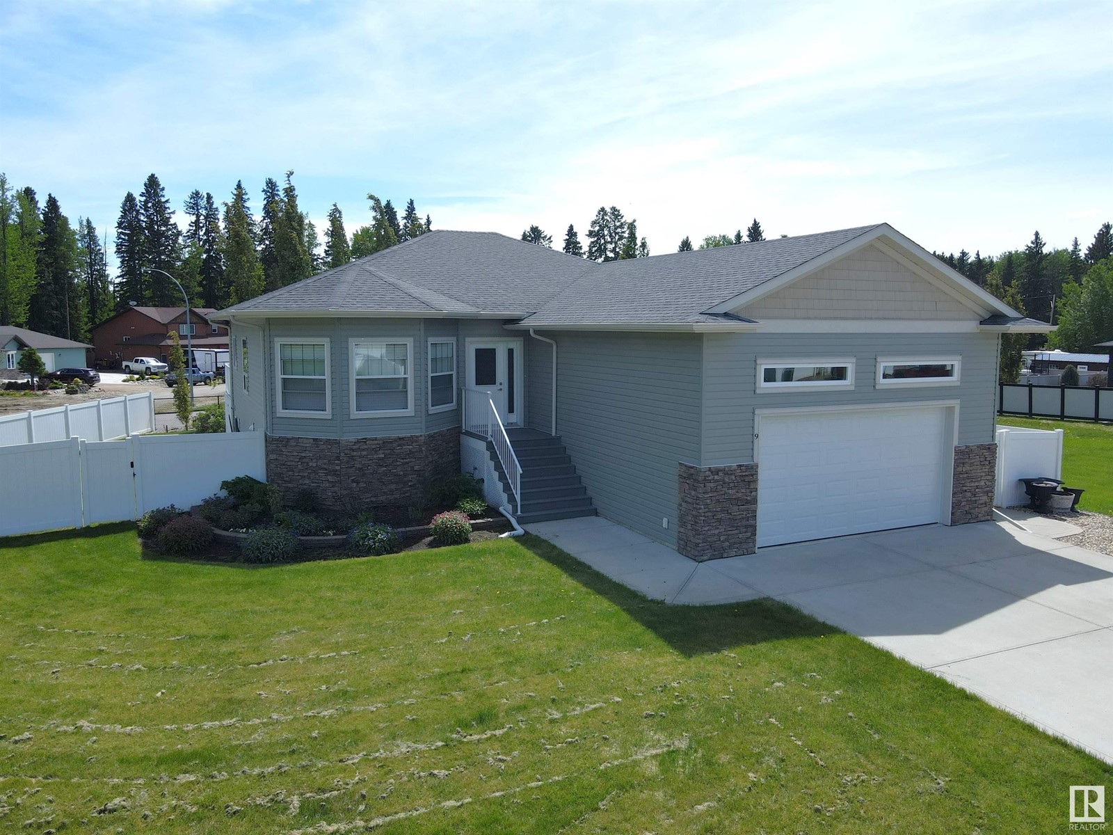 9 Fraser Dr Property Photo 1