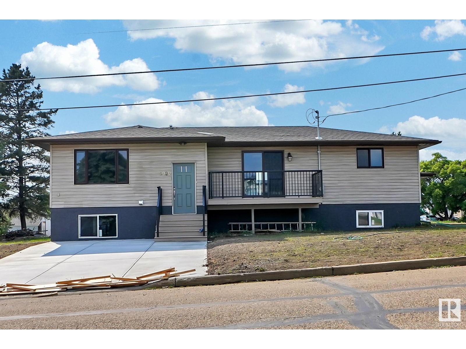 4907 51 Av Property Photo 1