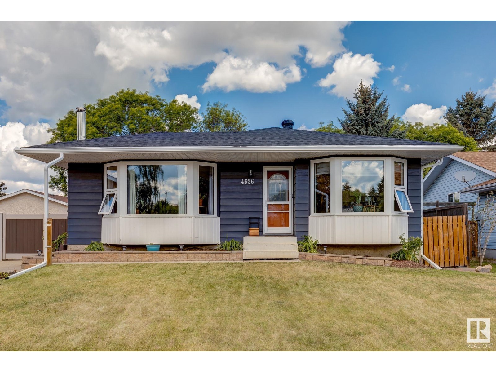 4626 53 Av Property Photo 1