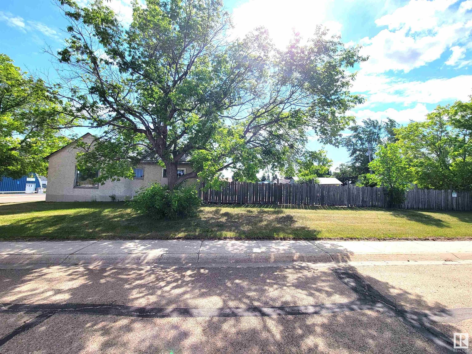 4939 51 Av Property Photo 1