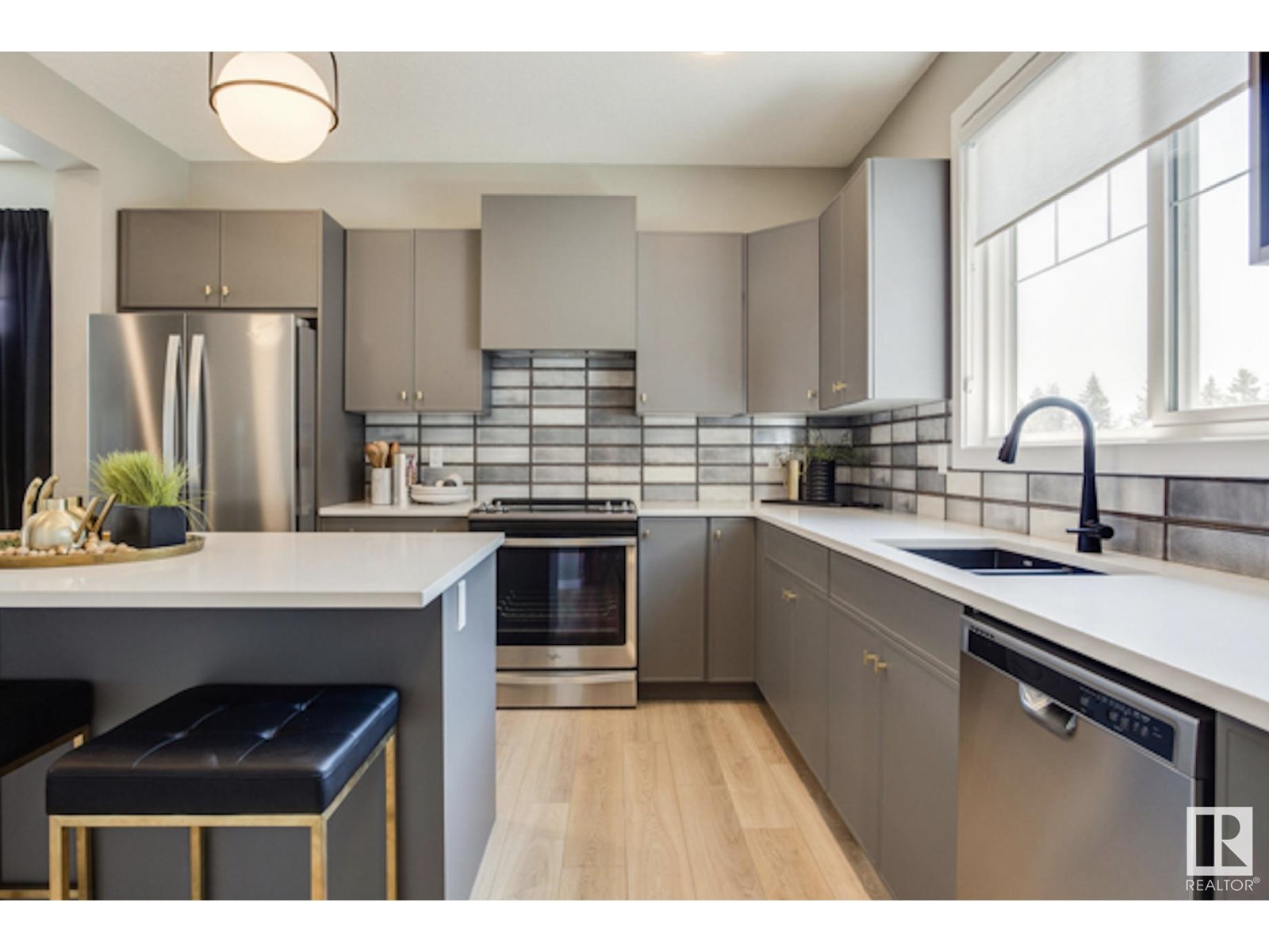 7016 54 Av Property Photo 1