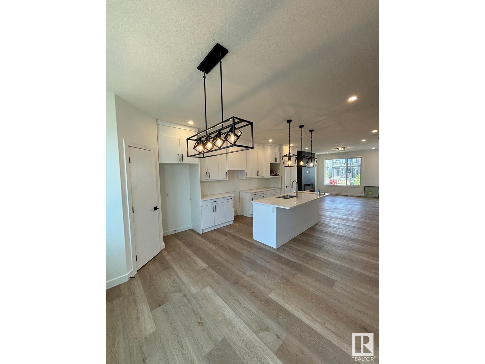 4207 38 St Property Photo 7