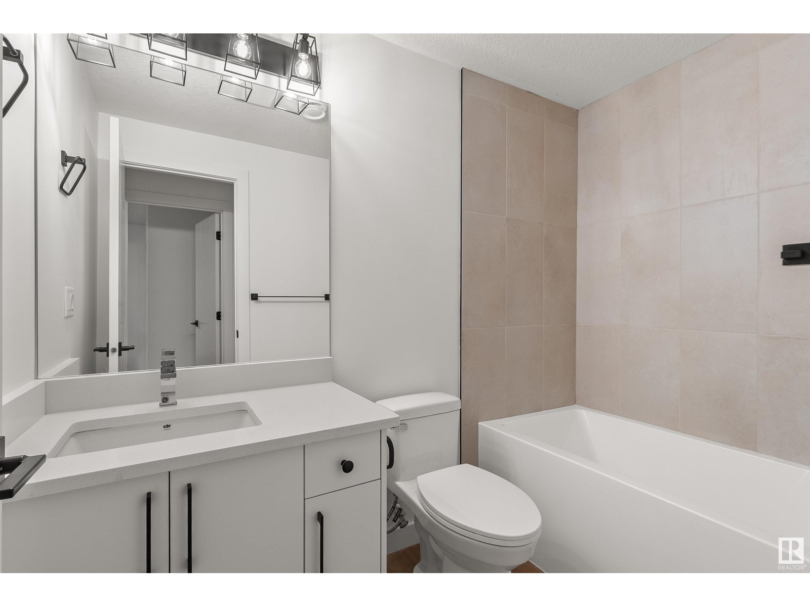 4207 38 St Property Photo 12