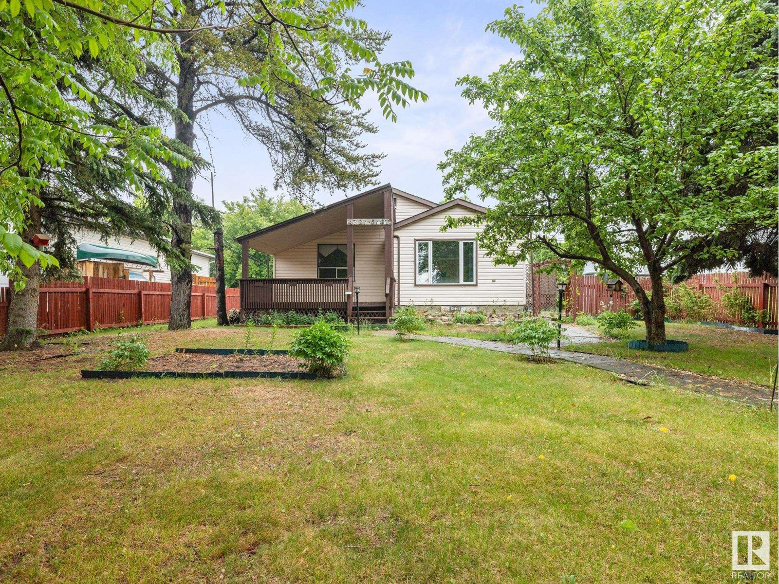 4721 51 St Property Photo 1