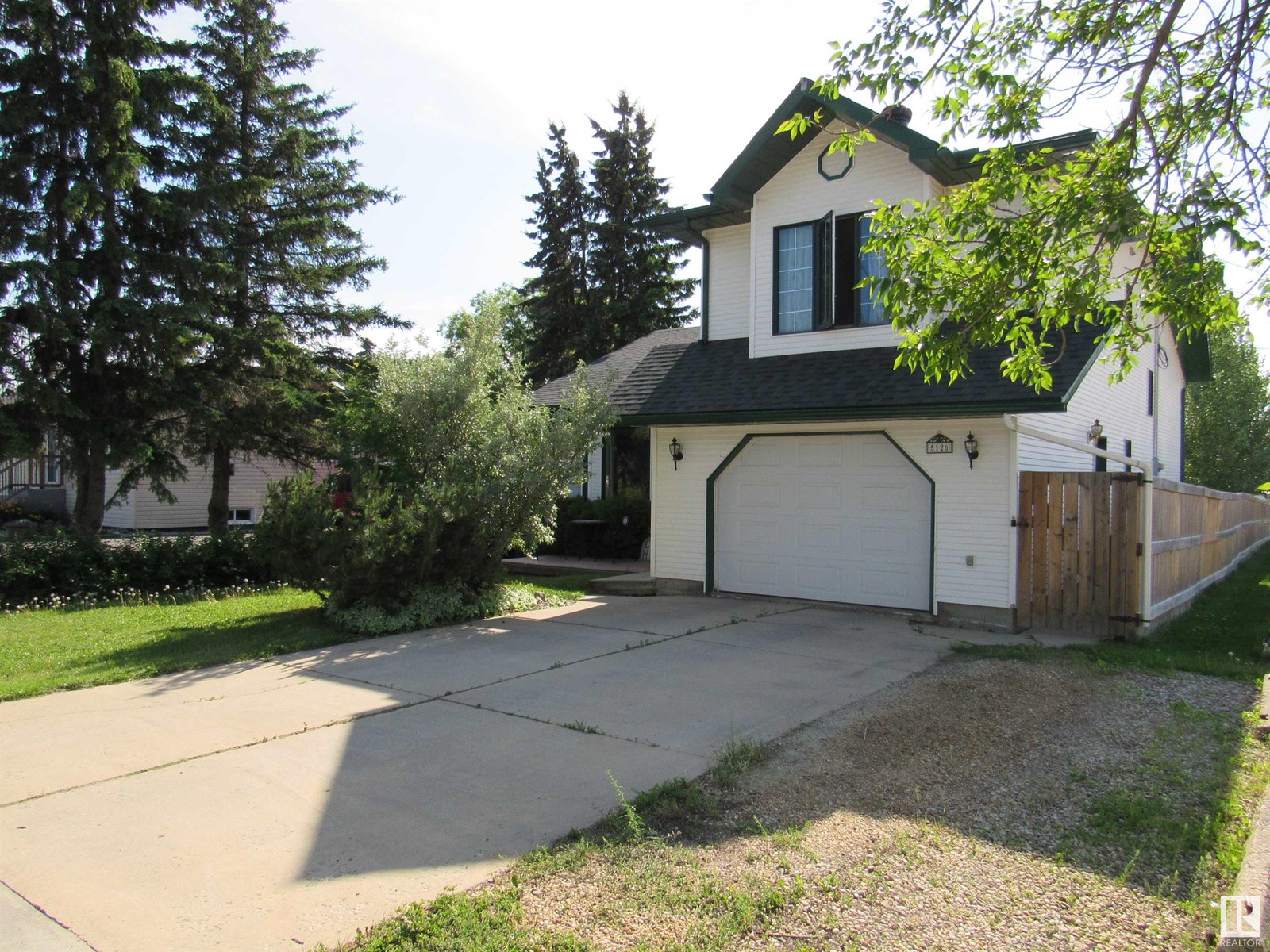5126 46 Street Property Photo 1
