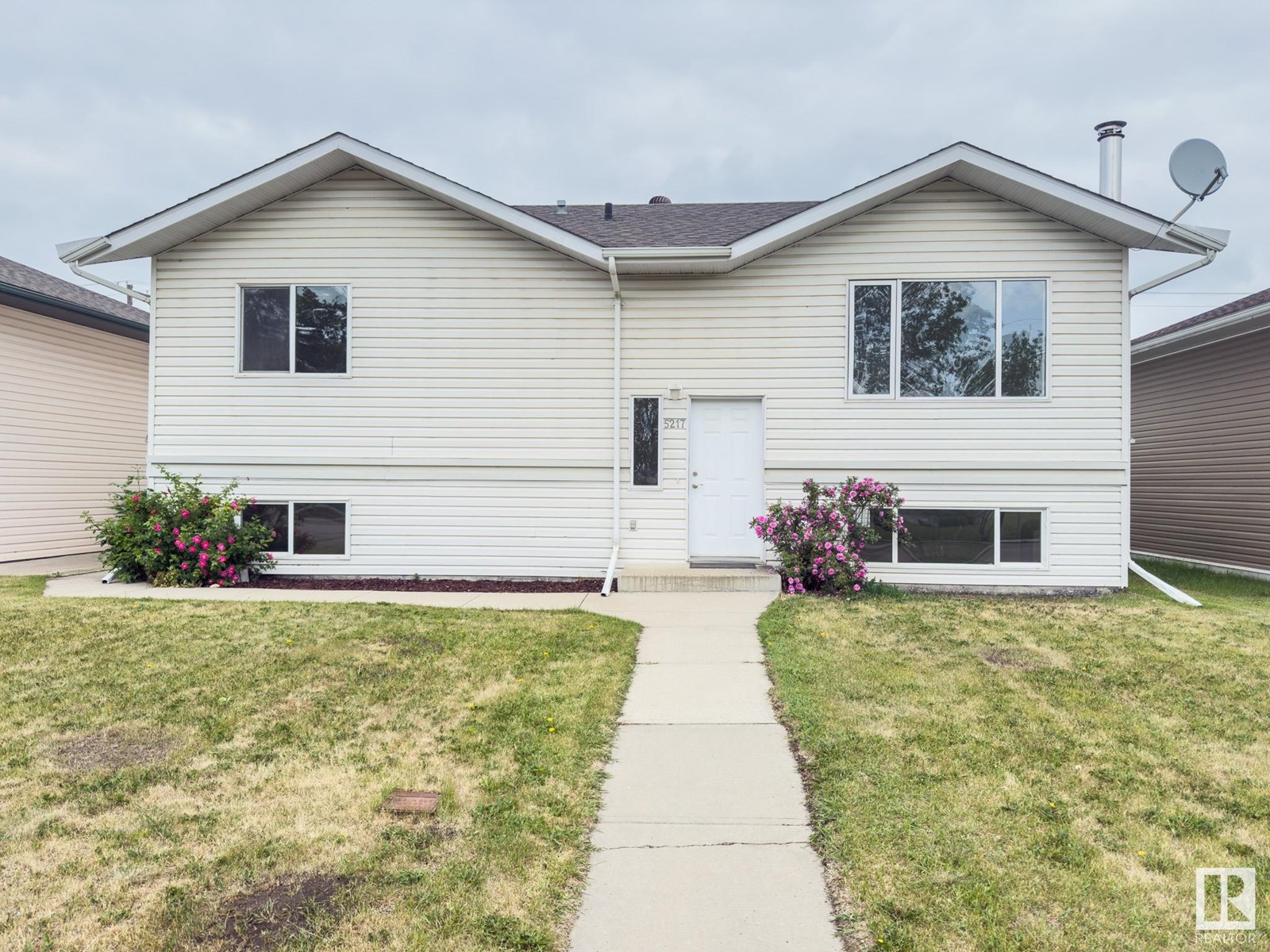 5217 53 Av Property Photo 1