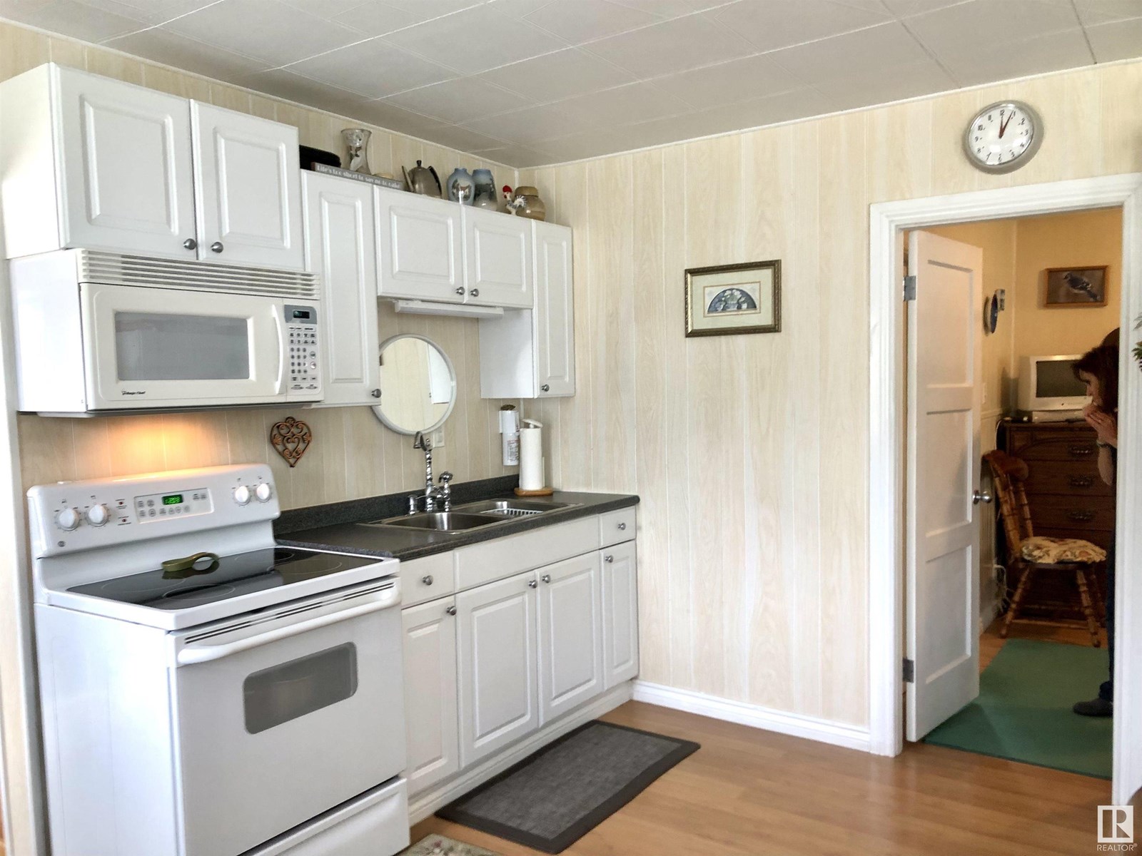 5084 4 St Property Photo 7