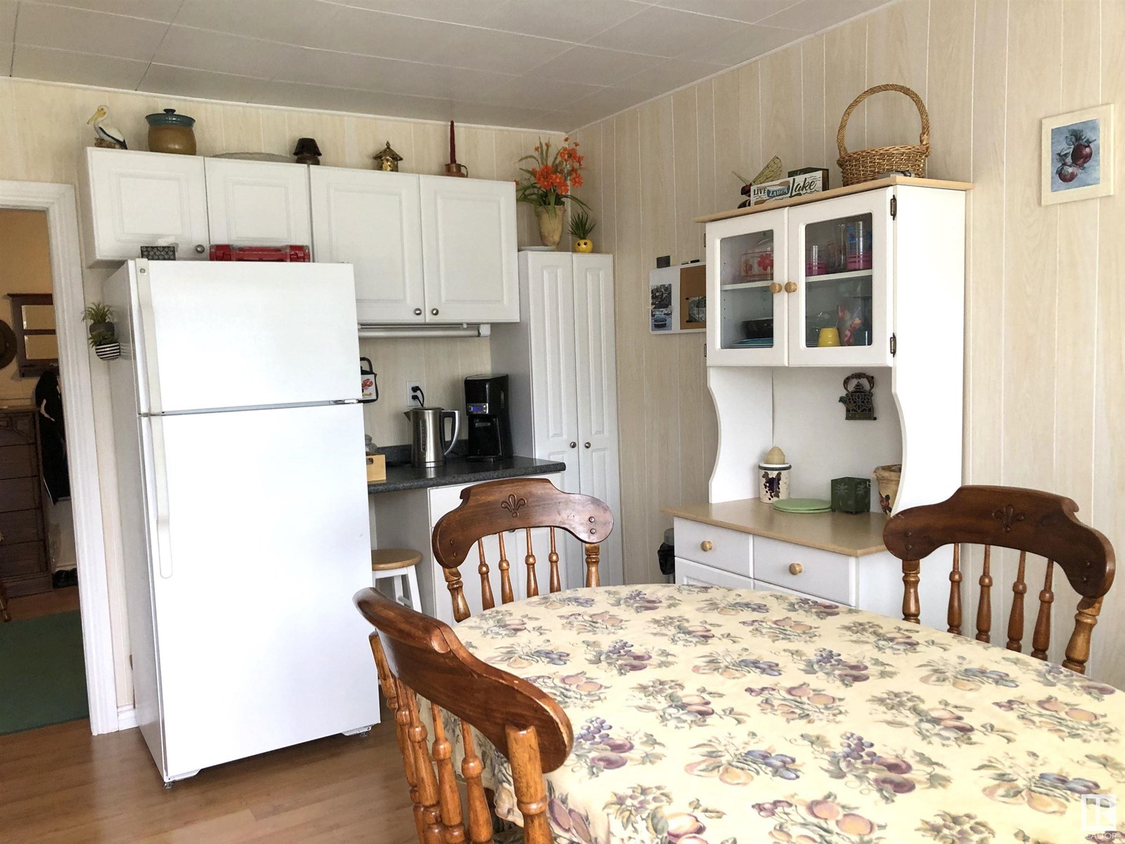 5084 4 St Property Photo 8