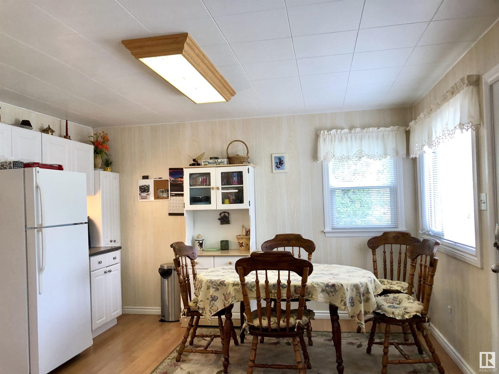 5084 4 St Property Photo 9