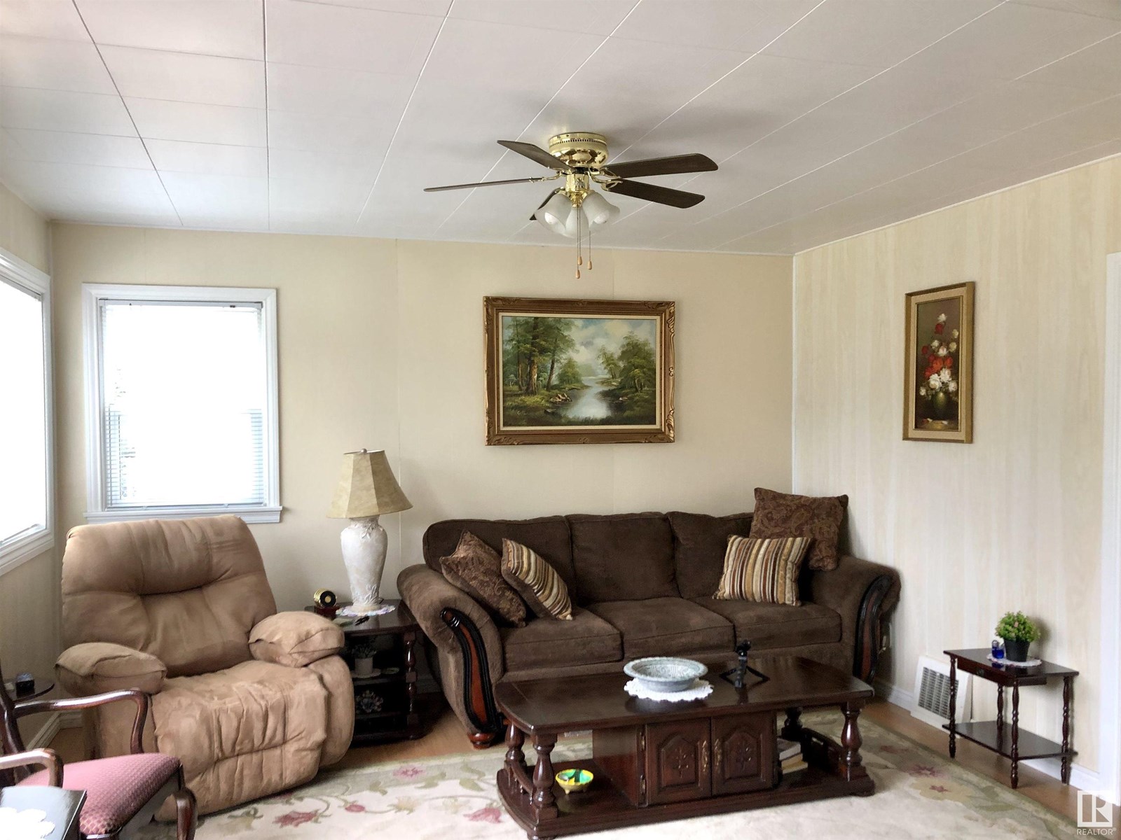 5084 4 St Property Photo 10