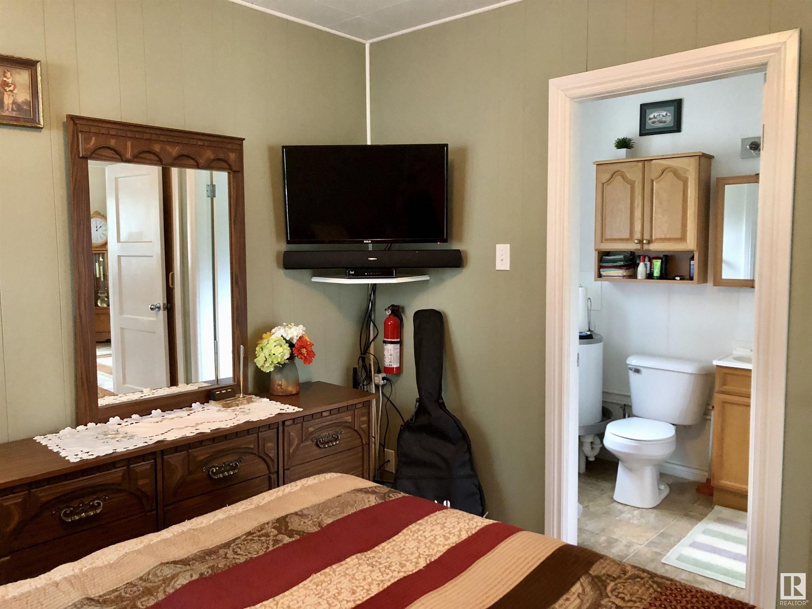 5084 4 St Property Photo 13