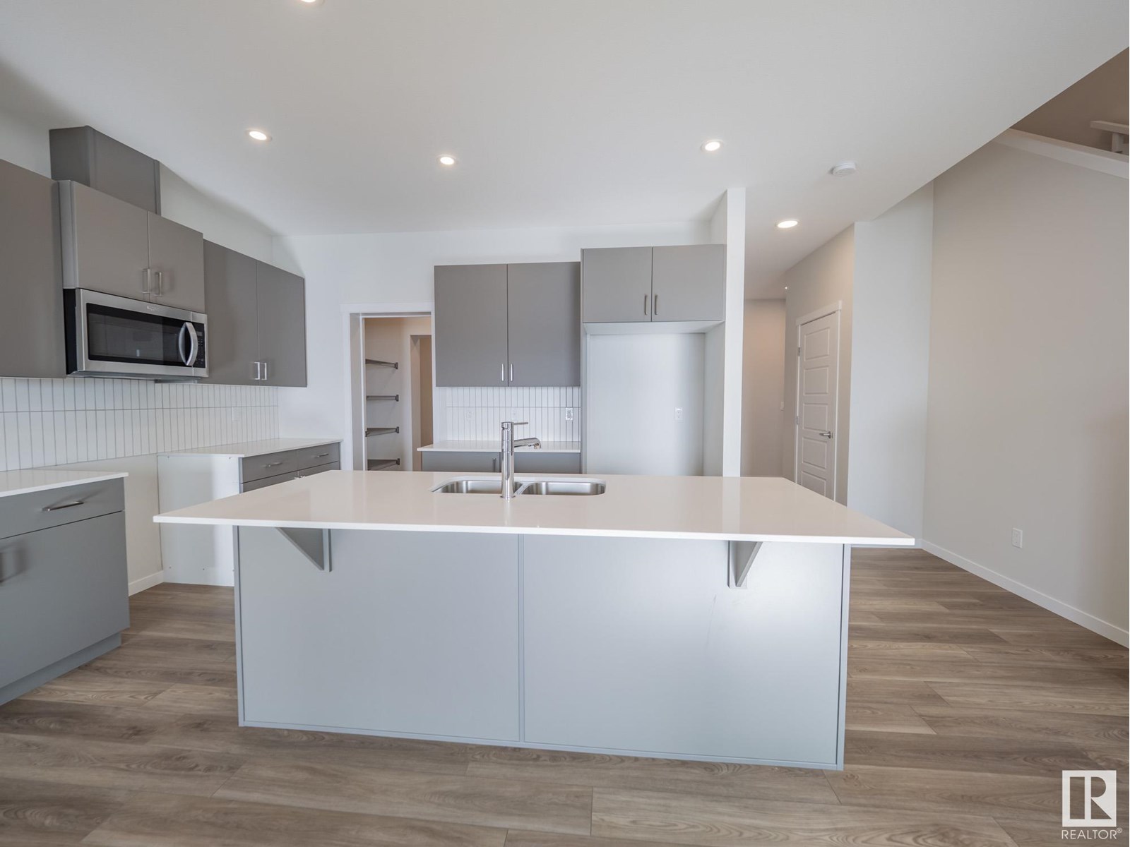 7139 177 Av Nw Property Photo 8