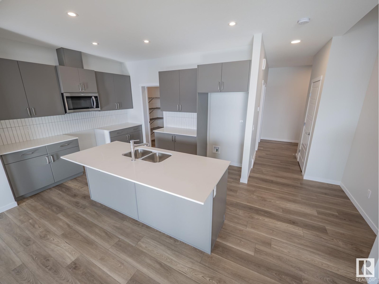 7139 177 Av Nw Property Photo 9