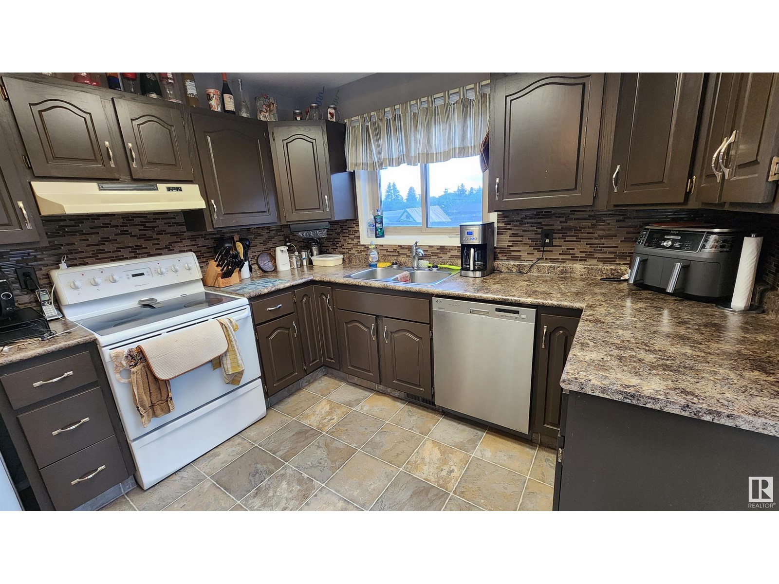 5101 58 Av Property Photo 13
