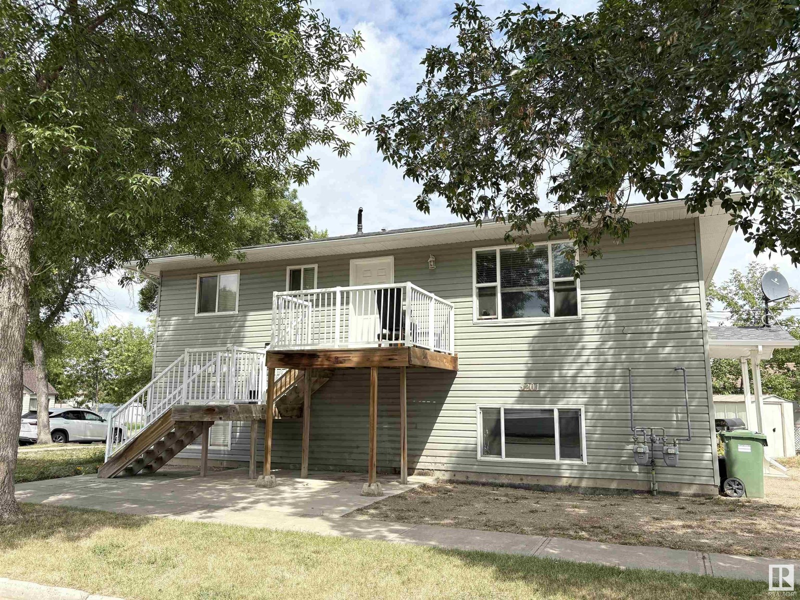 5201 51 St Property Photo 1