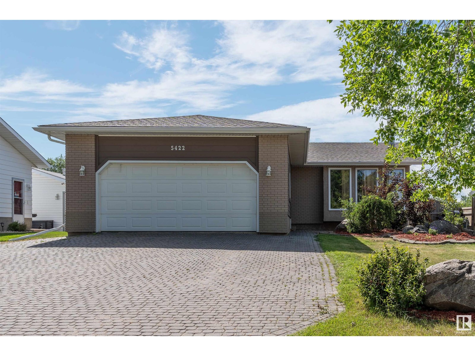 5422 51 ST Property Photo 1