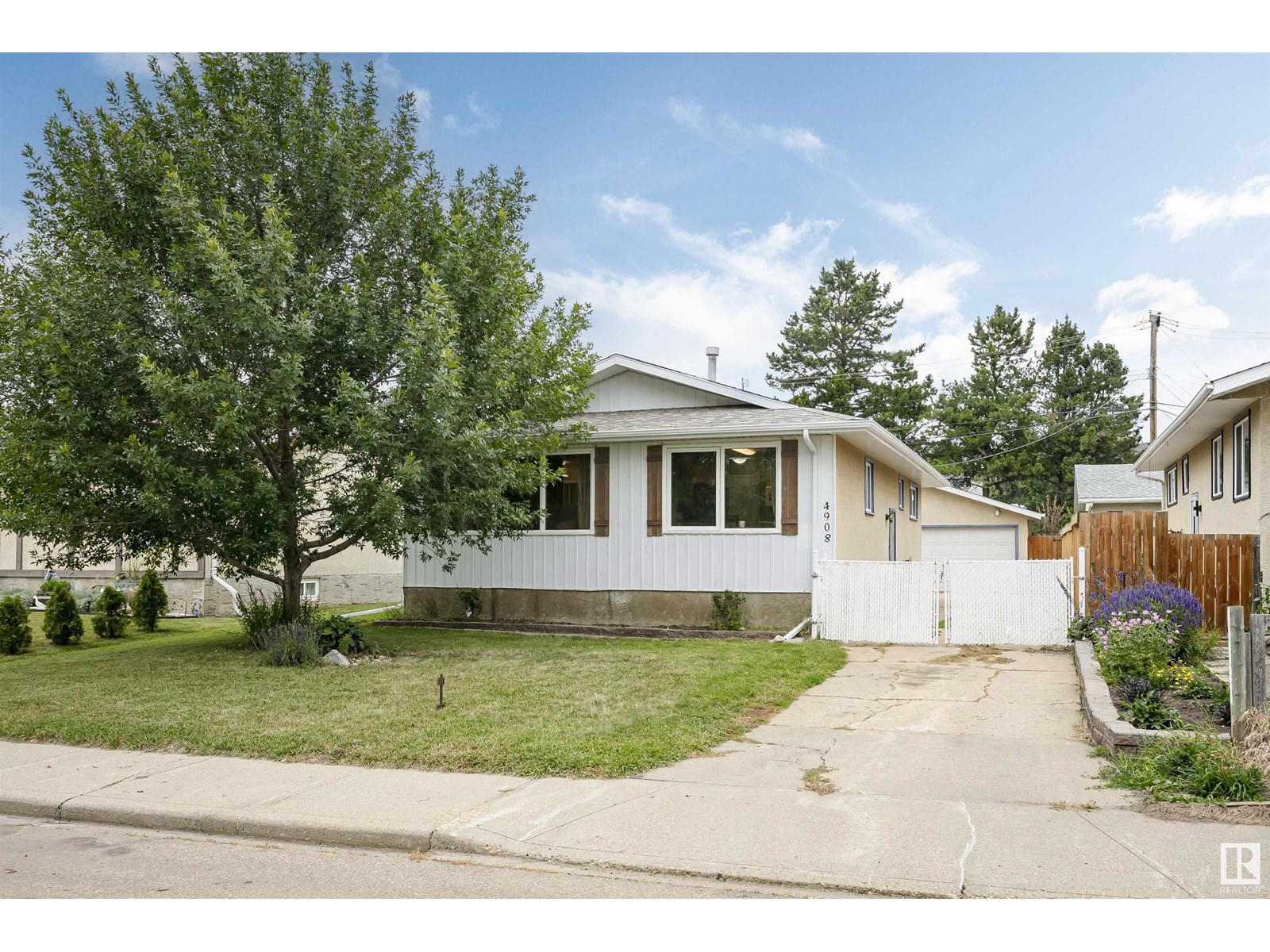 4908 50 Av Property Photo 1