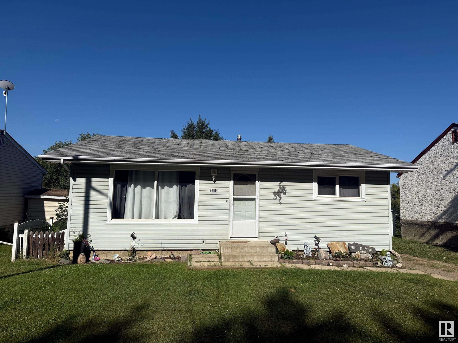 4817 42 St Property Photo 1