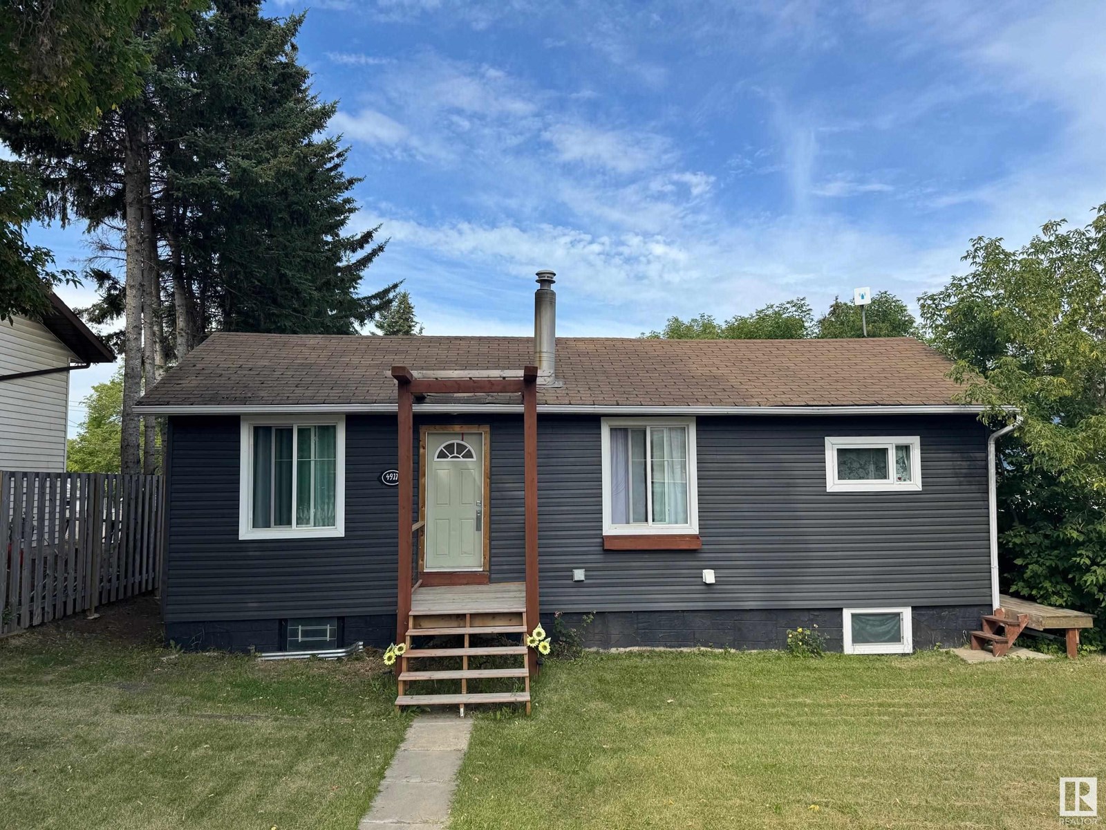 4911 42 St Property Photo 1