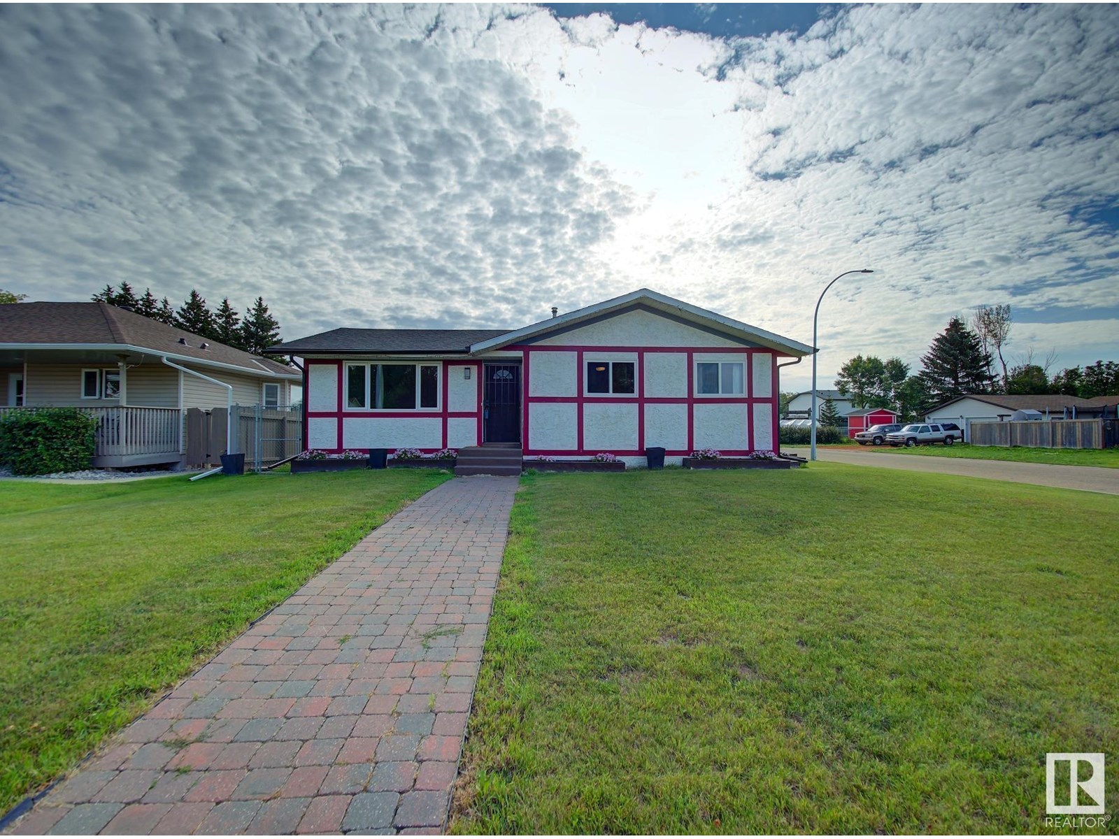 5203 55 St Property Photo 1