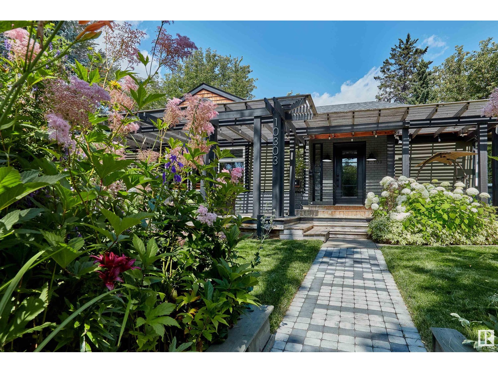 10303 Glenora Cr Nw Property Photo 1