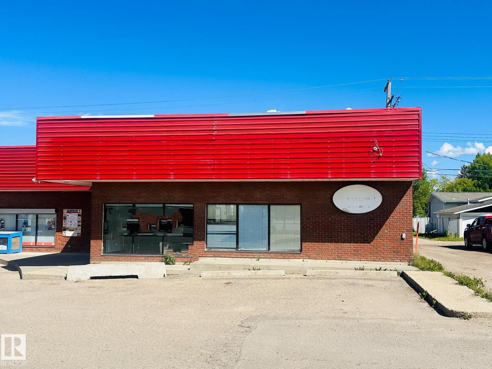 5225 50 ST Property Photo 1