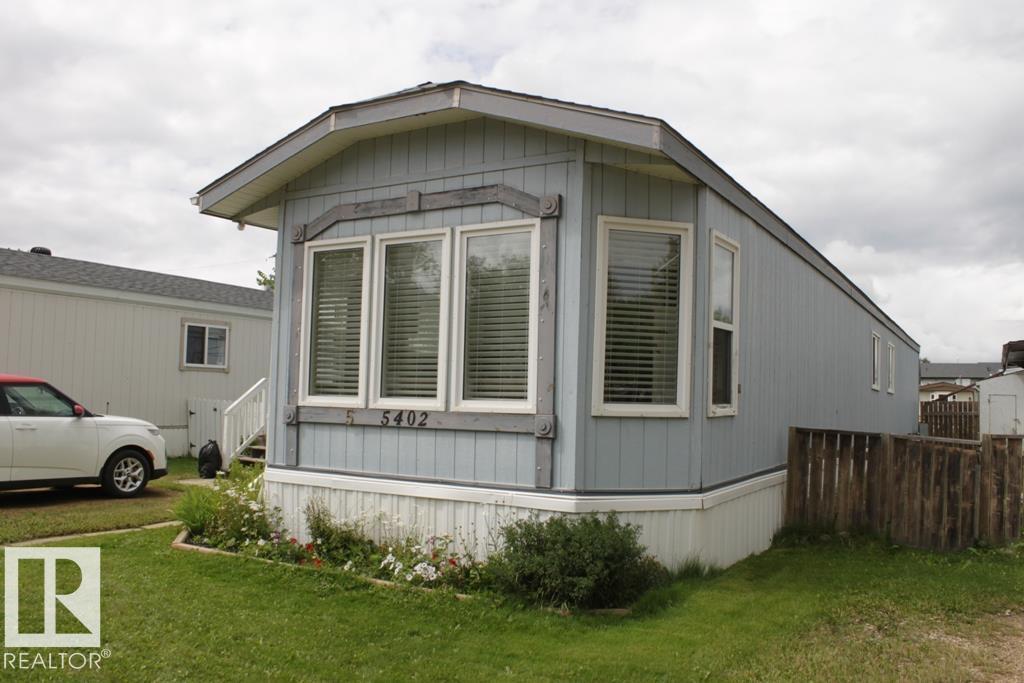 5402 52 St Property Photo 1