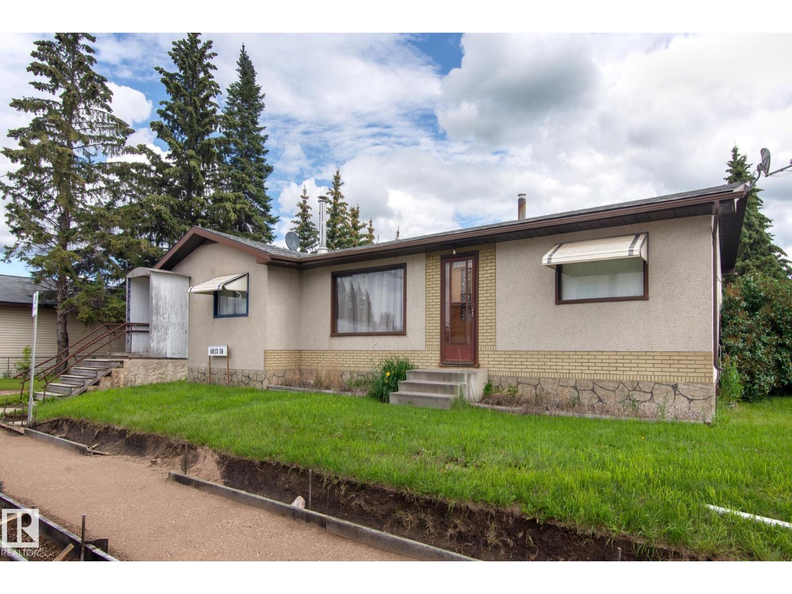 4813 50 St Property Photo 1