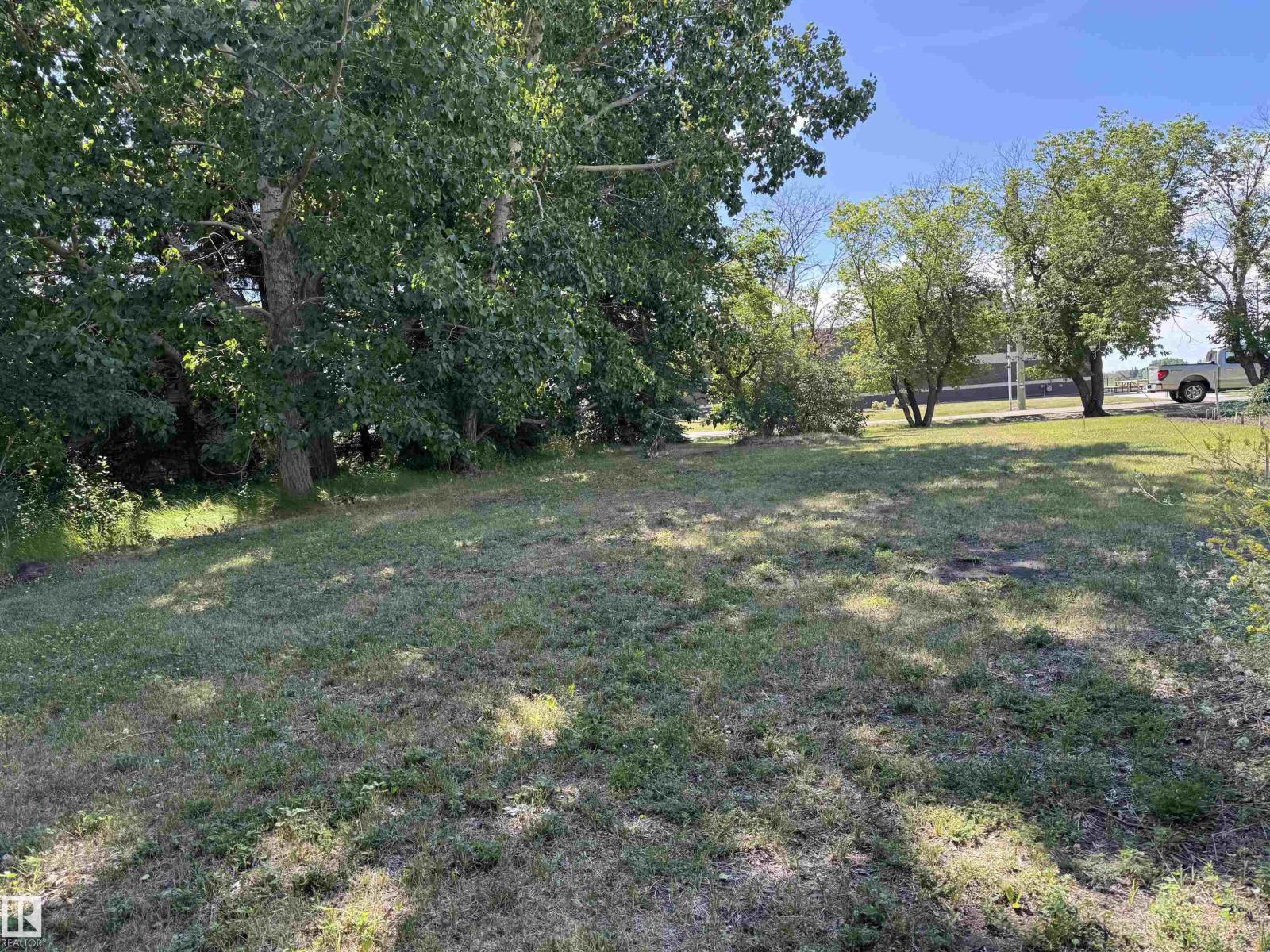 5318 Railway Av Property Photo 3