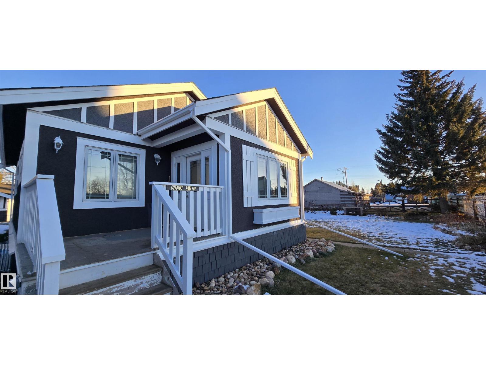 5023 53 St Property Photo 1