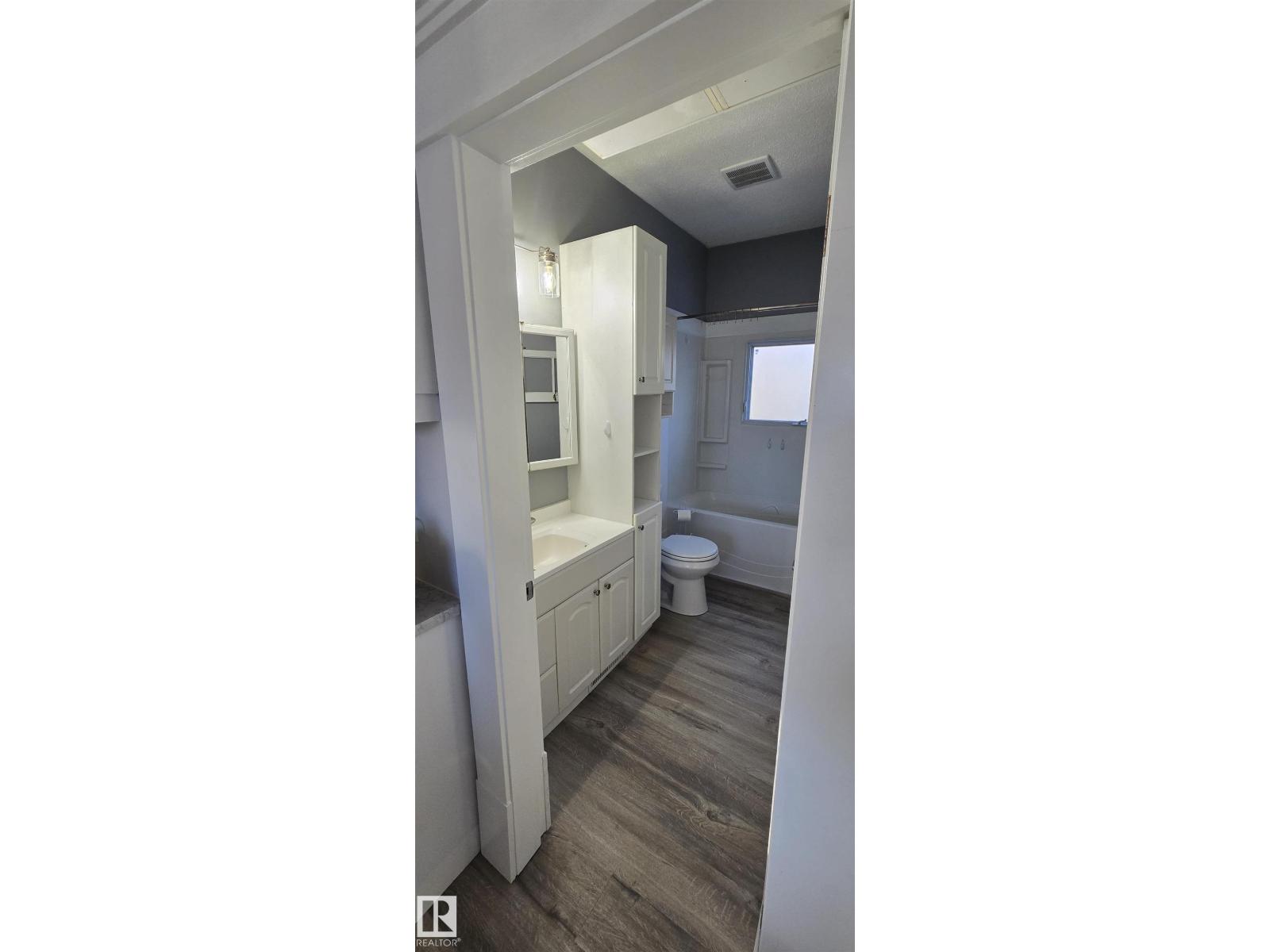 5023 53 St Property Photo 2