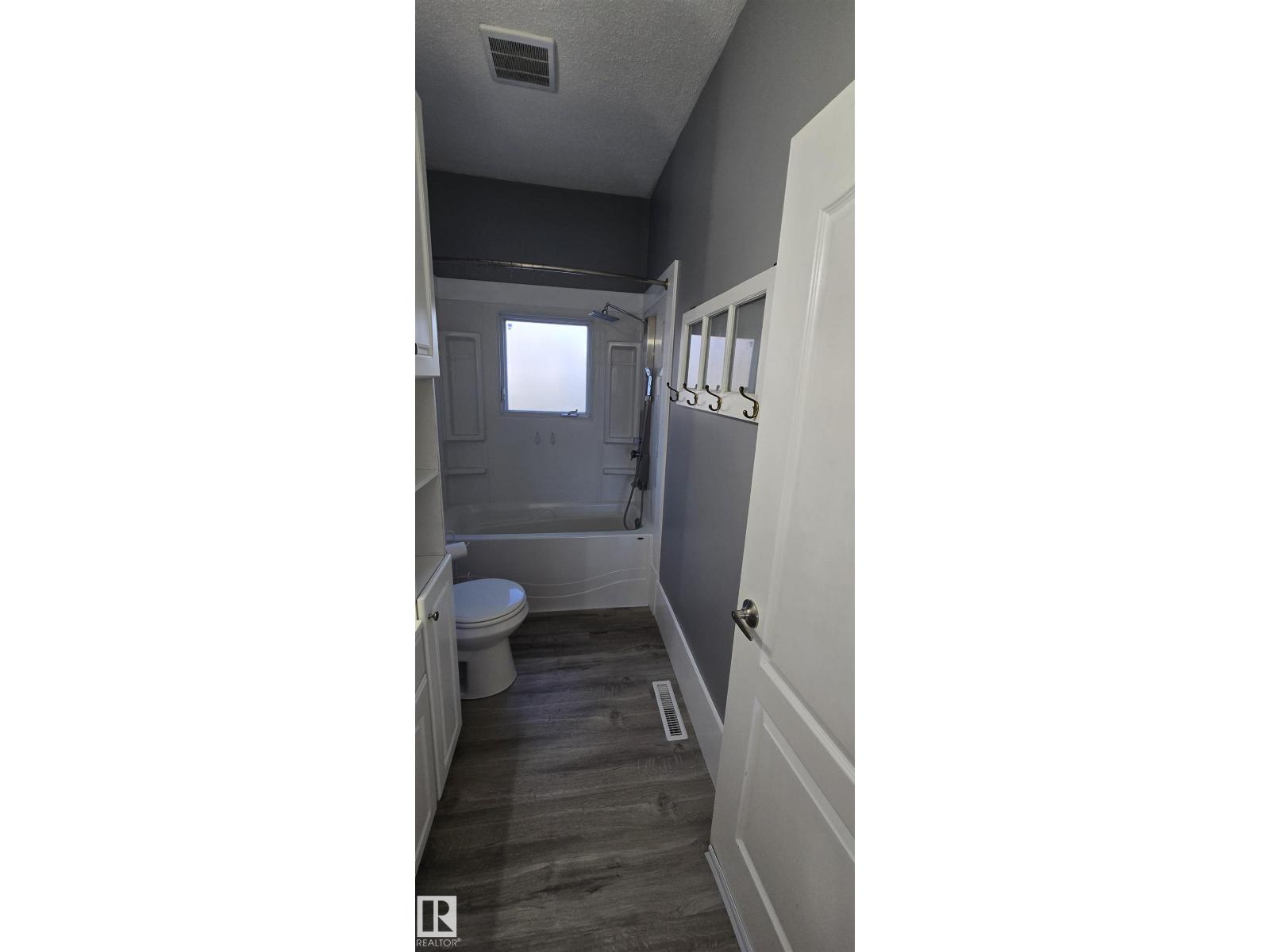 5023 53 St Property Photo 3