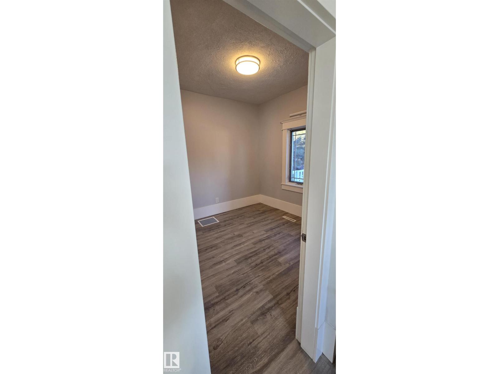 5023 53 St Property Photo 5