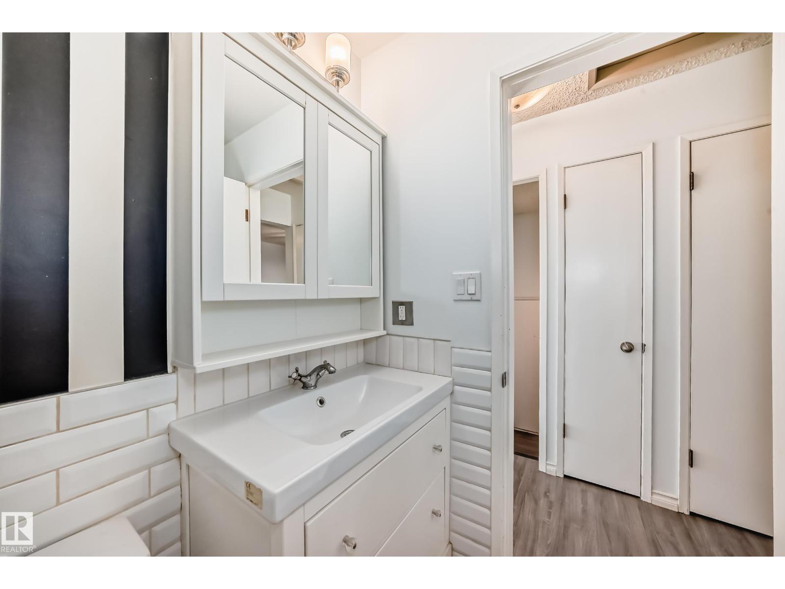 9623/9625 73 Av Nw Nw Property Photo 28