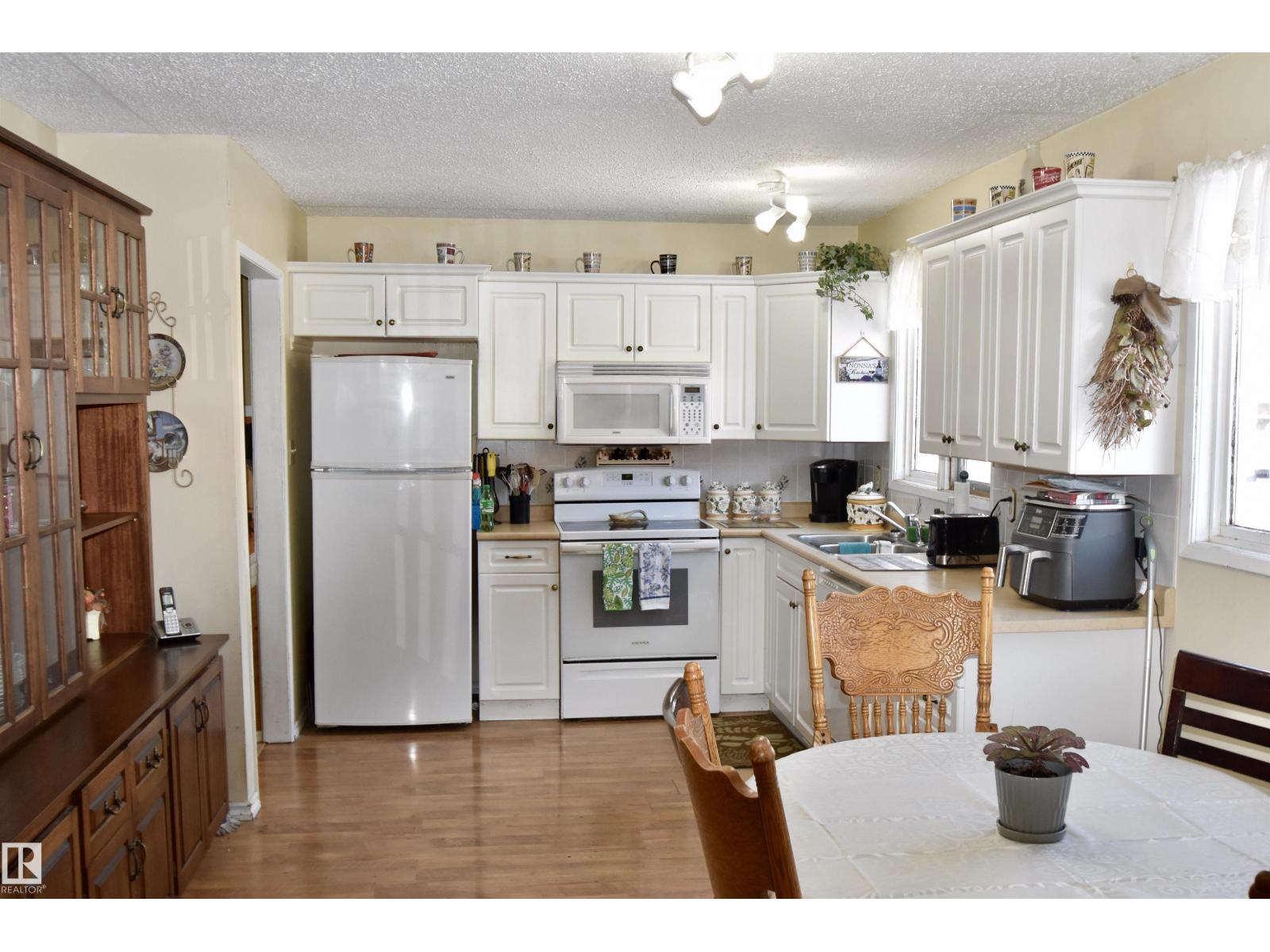 5117 54 Av Property Photo 6