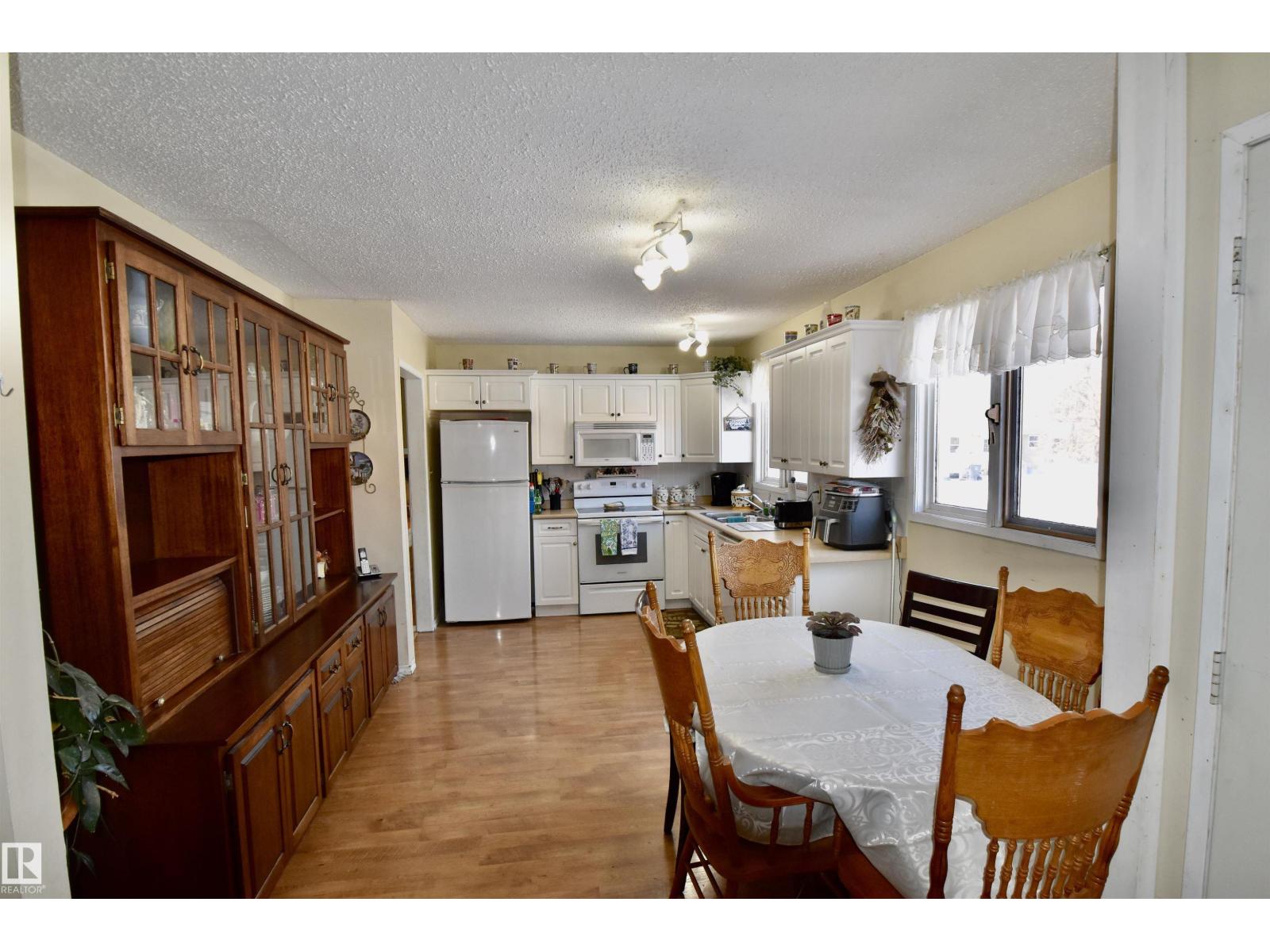 5117 54 Av Property Photo 7