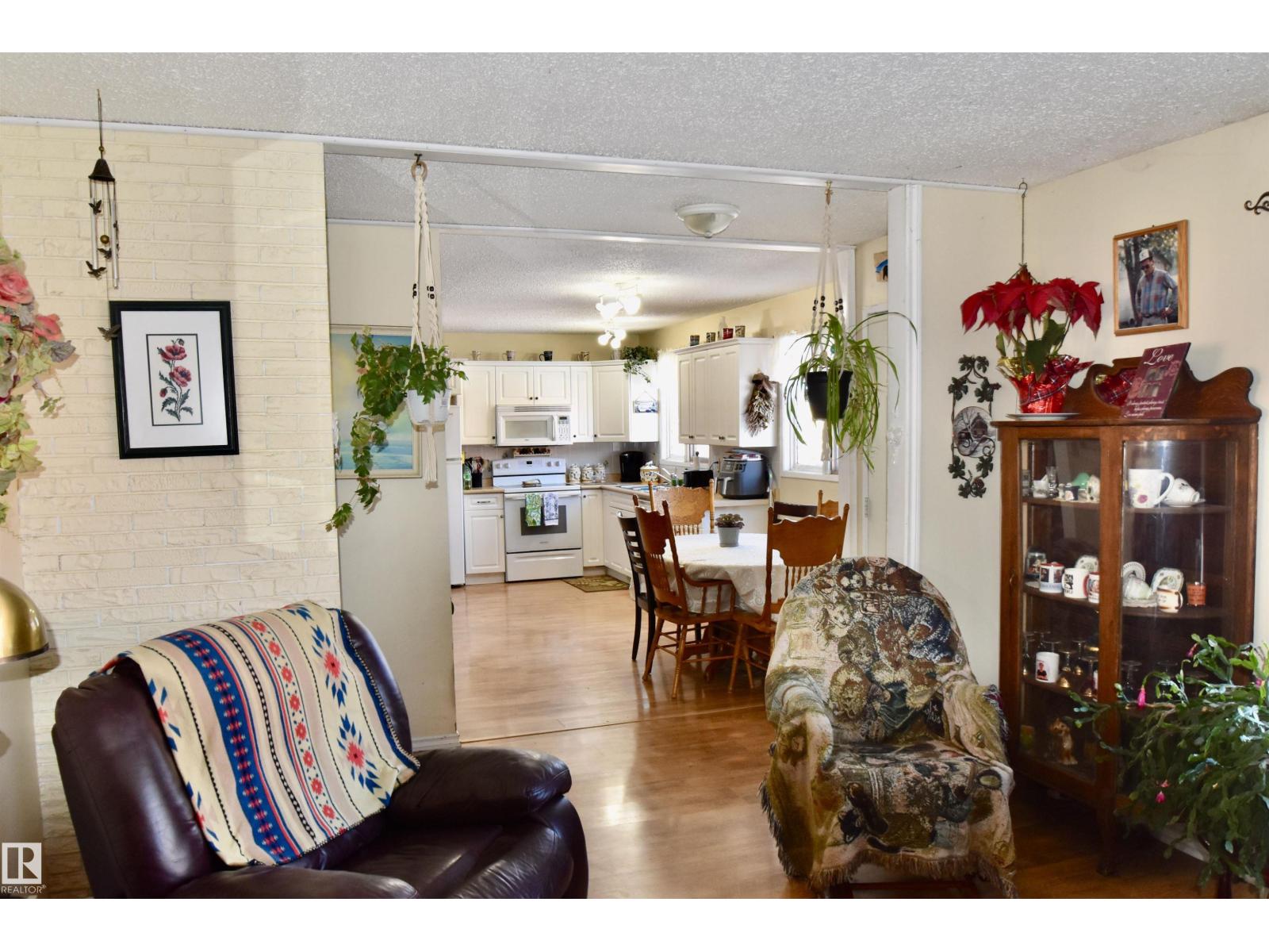 5117 54 Av Property Photo 11