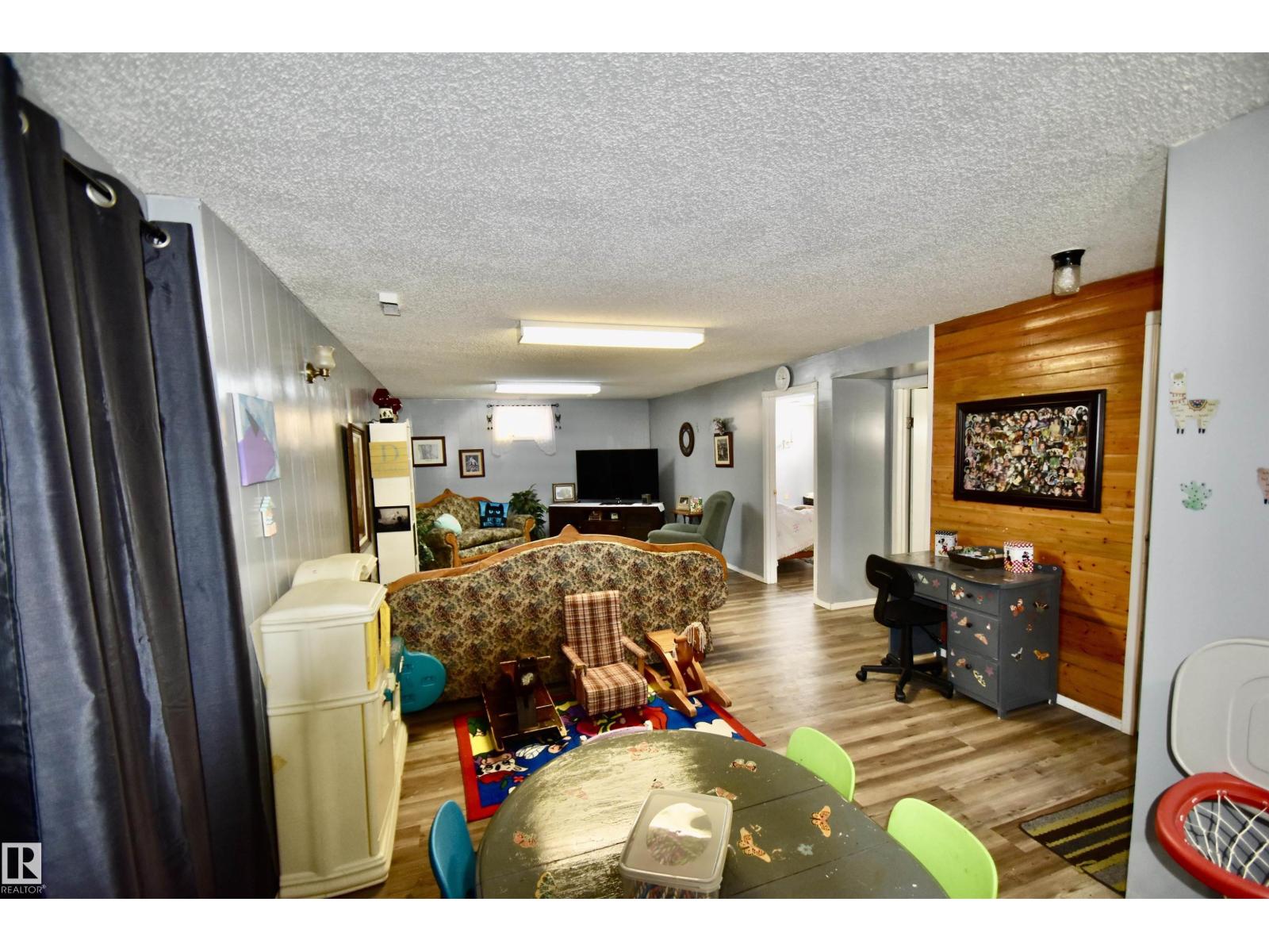 5117 54 Av Property Photo 20