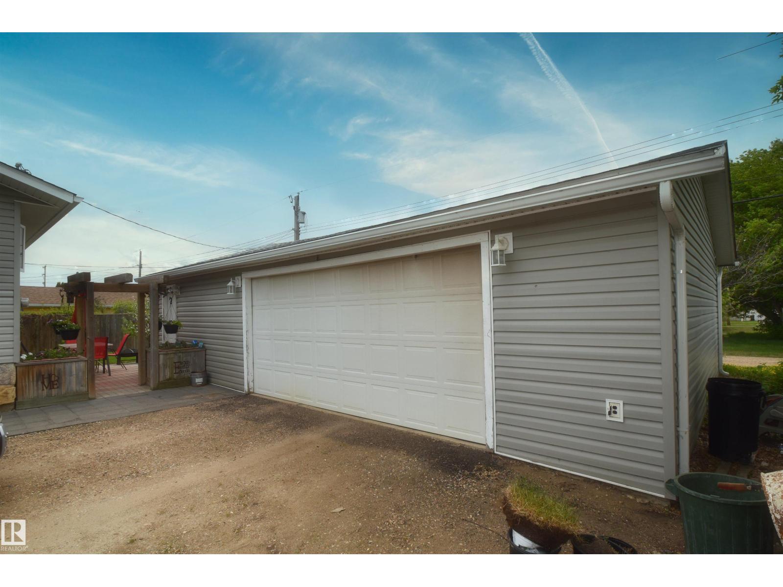 5117 54 Av Property Photo 25