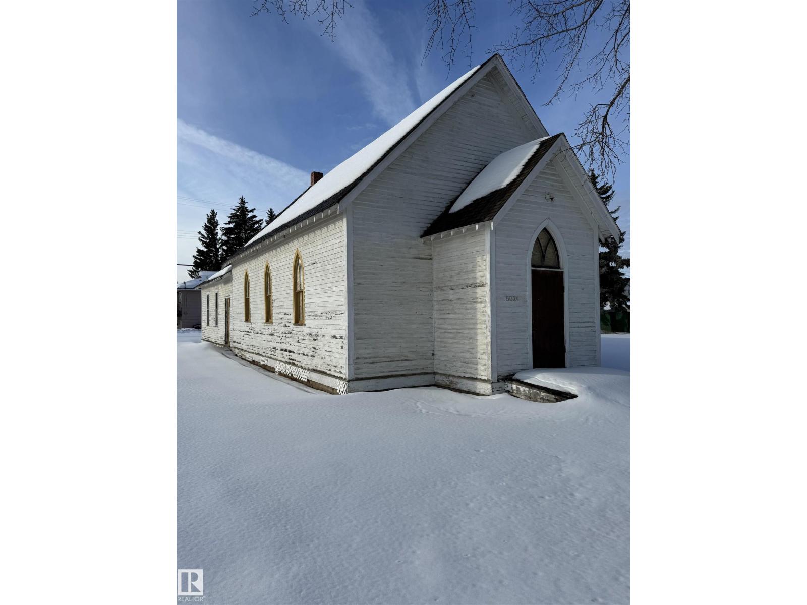 5204 50 St Property Photo 1