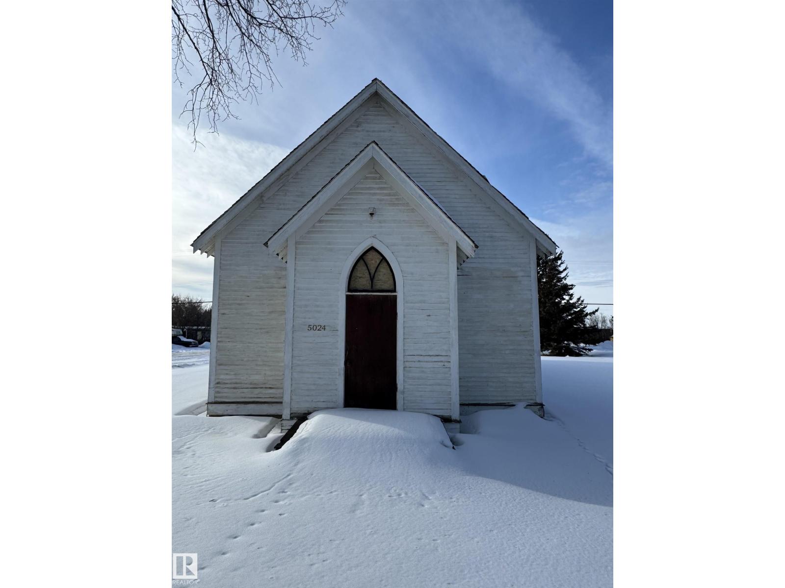 5204 50 St Property Photo 2