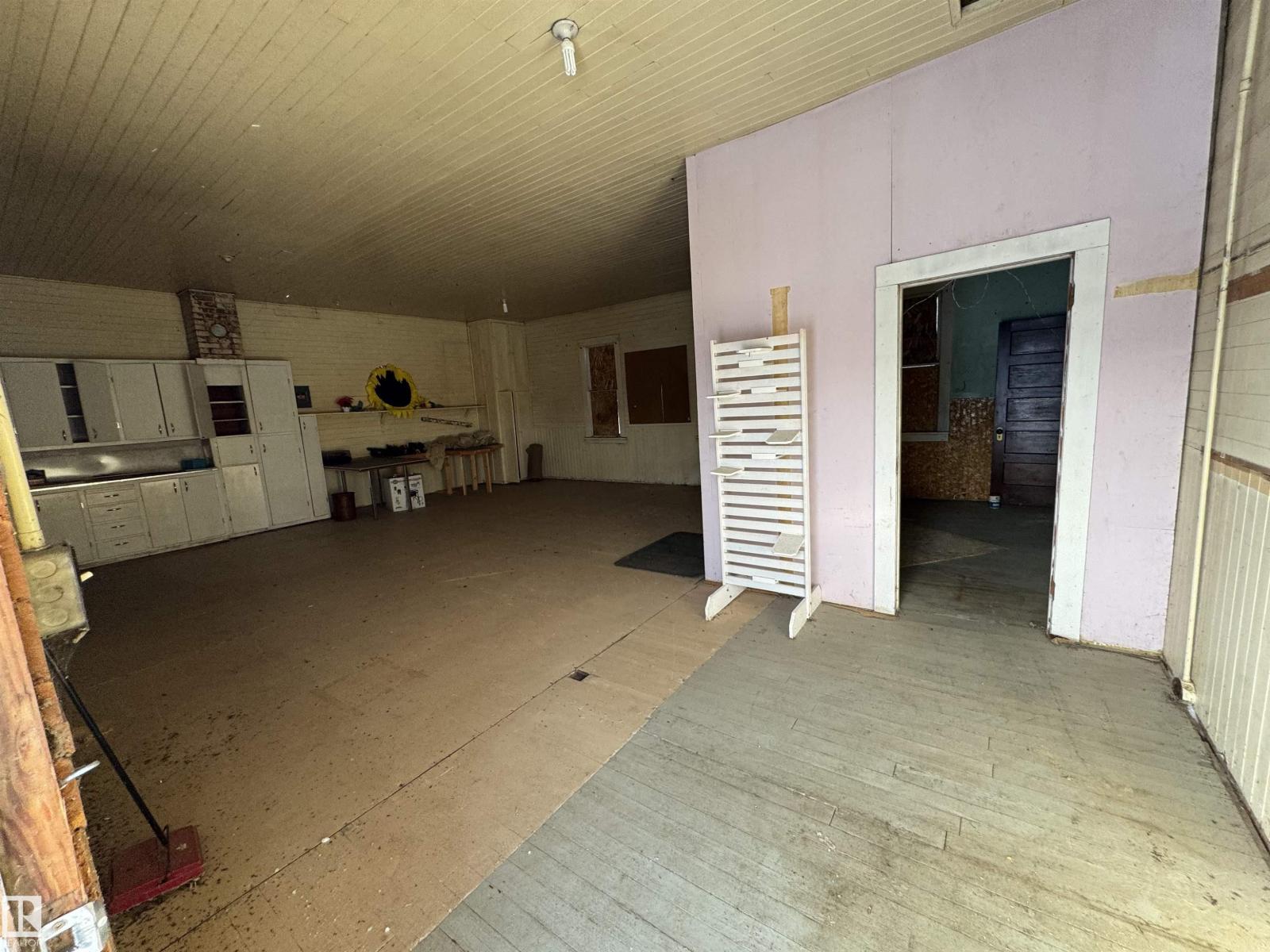 5204 50 St Property Photo 7