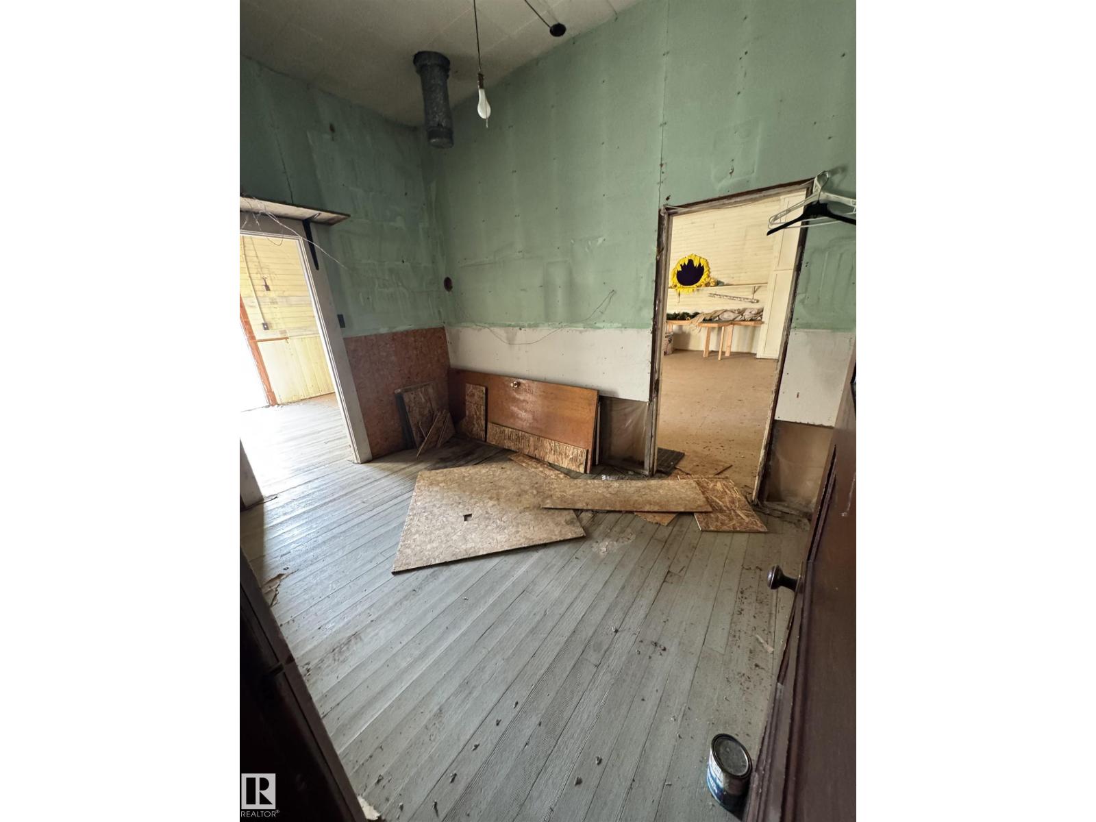 5204 50 St Property Photo 8