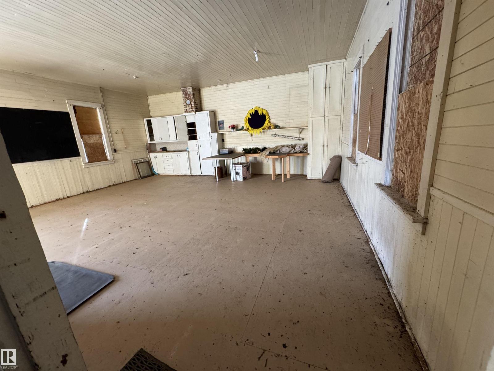 5204 50 St Property Photo 9