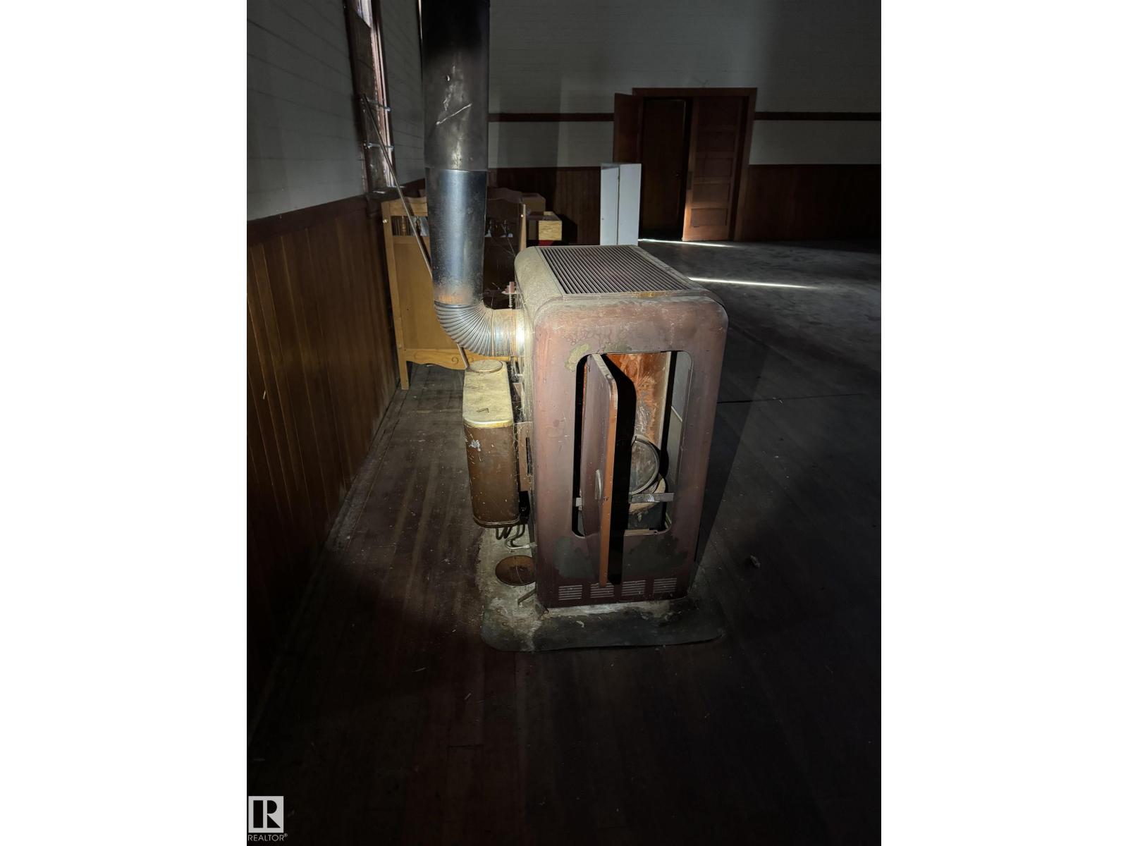 5204 50 St Property Photo 10