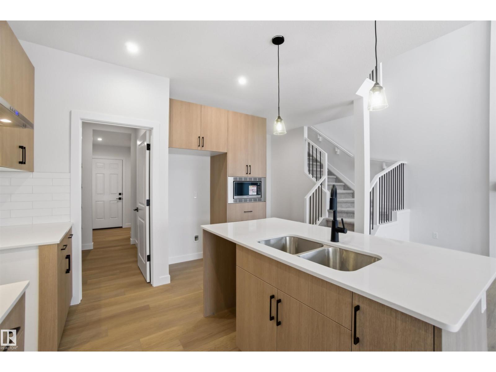 19348 29 Av Nw Property Photo 3