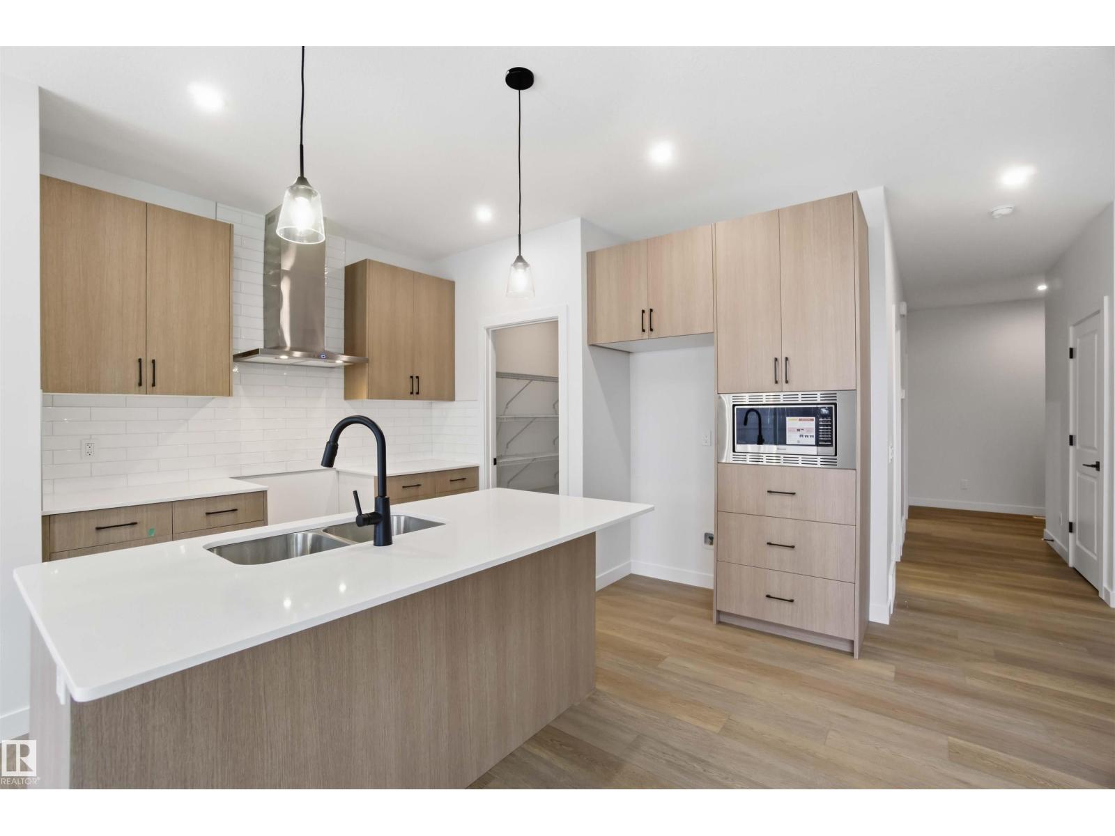 19348 29 Av Nw Property Photo 4